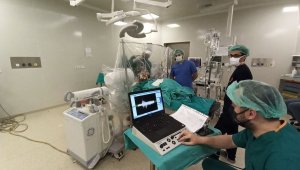 11 yaşındaki çocuğa, uyanıkken beyin pili takıldı