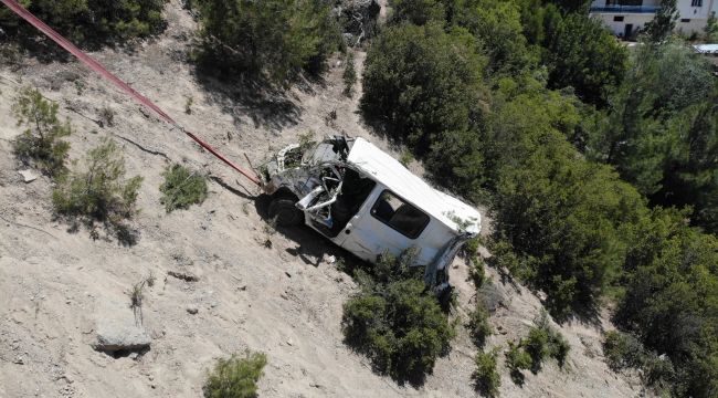 3 kişinin öldüğü araçlar uçurumdan çıkartıldı