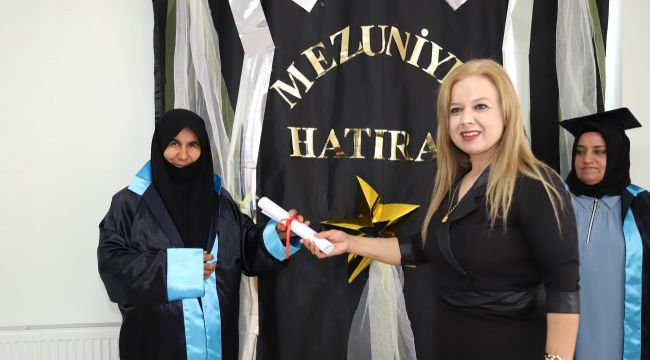 75 yaşında okuma yazma öğrenen Ayten nine mezun oldu