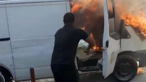Alev alev yanan aracını kovayla söndürmeye çalıştı