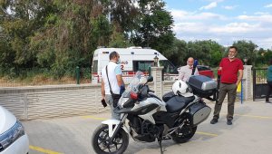 Alevlerden pencereden atlayıp kurtuldu