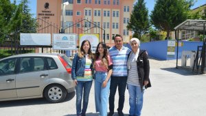 Annesi, babası ve halası ile aynı okulda sınava girdi