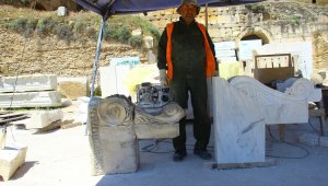 Antik kentte iğneyle kuyu kazıyorlar