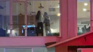 Azarladığı kadına tokat attı