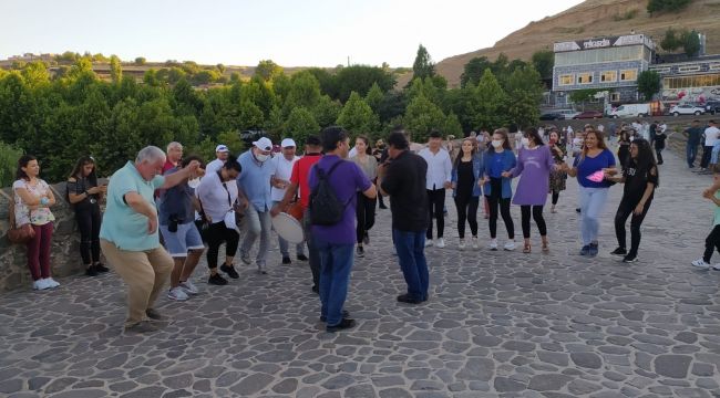 Bin yıllık köprüde tarihi halay