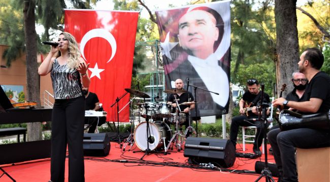 Bornova'da yaz konserleriyle sanatçıya destek