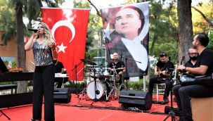 Bornova'da yaz konserleriyle sanatçıya destek