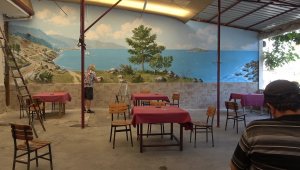 Boş bulduğu duvara resim yapıyor