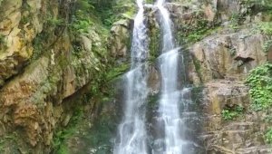 Çağlayandibi Şelalesi doğal güzelliği ile ilgi çekiyor