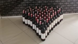 Çeşme'de 58 şişe kaçak içki ele geçirildi