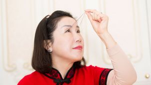 Çinli kadın kirpikleriyle ikinci kez dünya rekoru kırdı