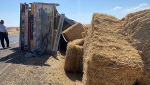 Devrilen tırdaki saman balyaları etrafa saçıldı