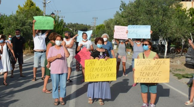 Dikili'ye belediyeye tepki! Halk "yol" eylemi yaptı