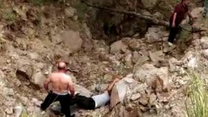 Elektrik direklerini sayarken uçurumdan düştü