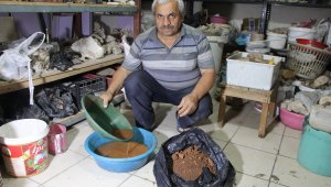 Eline toprağını alan altın var mı diye ona koşuyor