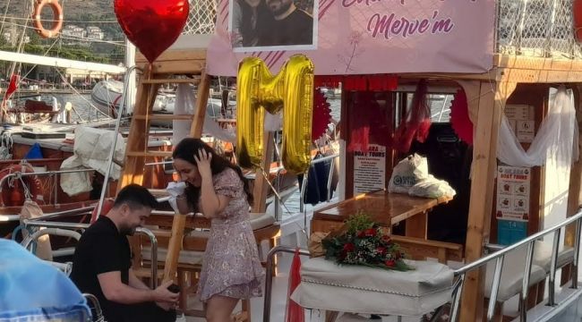 Foça'da sevdiği kıza; gezi teknesinde pankartlı, havai fişekli evlenme teklifi yaptı
