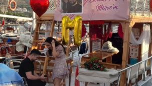 Foça'da sevdiği kıza; gezi teknesinde pankartlı, havai fişekli evlenme teklifi yaptı