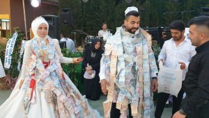 Gelin ve damadı paraya boğdular