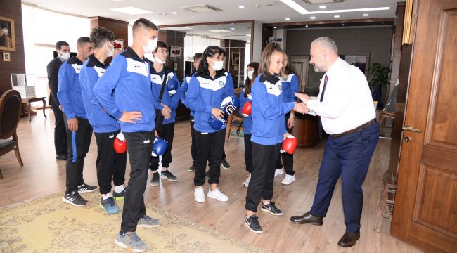 Genç sporcuları başkan uğurladı