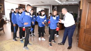 Genç sporcuları başkan uğurladı