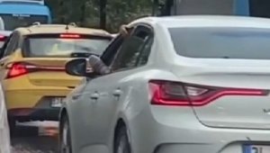 Ha ayı ha! Ayağını camdan çıkararak otomobil kullandı