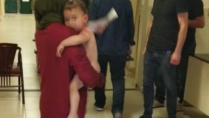 İkiz bebeklerin üzerine kaynar su döküldü