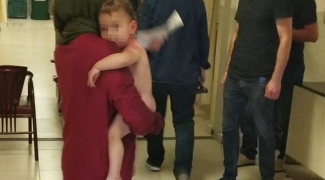 İkiz bebeklerin üzerine kaynar su döküldü