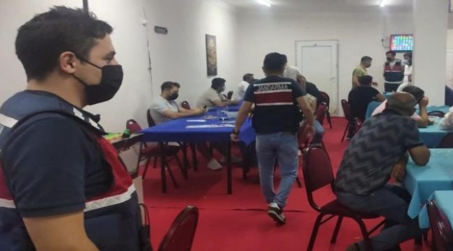 İzmir'de 111 kişiye kumar oynarken suçüstü