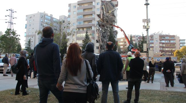 İzmir depreminde yan yatan binanın raporu
