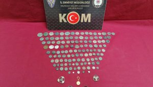 İzmir'de 131 parça tarihi eser ele geçirildi