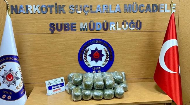 İzmir'de bir araçta 26 kilo bonzai ele geçirildi