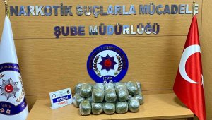 İzmir'de bir araçta 26 kilo bonzai ele geçirildi