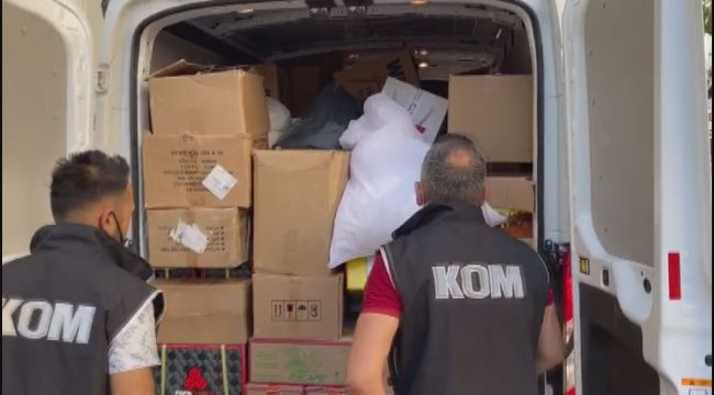 İzmir'de durdurulan kamyonetten tıka basa kaçak ürün ele geçirildi