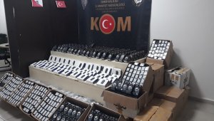 İzmir'de gümrük kaçağı cep telefonu operasyonu
