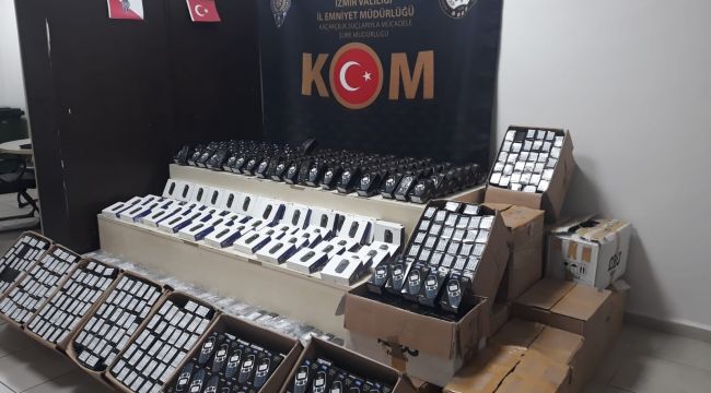 İzmir'de gümrük kaçağı cep telefonu operasyonu