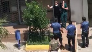 İzmir'de hareketli anlar: Bıçaklı saldırgan engelli memuru rehin aldı