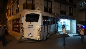 İzmir'de işçi servisi mobilya mağazasına daldı