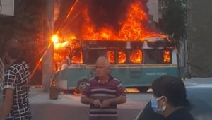 İzmir'de korku anları! Yolcu dolu minibüsler çarpıştıktan sonra alev aldı