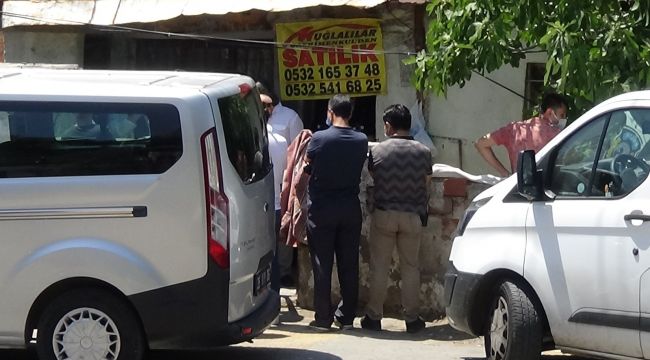 İzmir'de şüpheli ölüm: Yaşadığı evde ölü bulundu