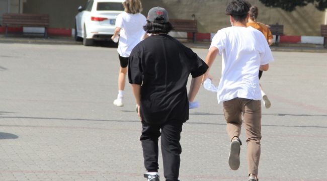 İzmir'de YKS heyecanı: Koşarak sınava yetiştiler