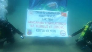 Jandarmadan su altında yıl dönümü kutlaması