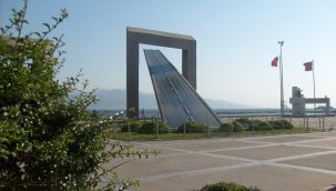 Karşıyaka Belediyesi, o bayrakları asmak için neyi bekliyor?