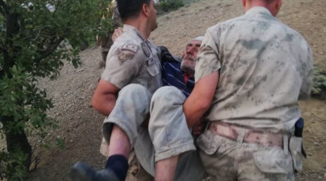 Kaybolan yaşlı adamı Jandarma ekipleri kucakta taşıdı