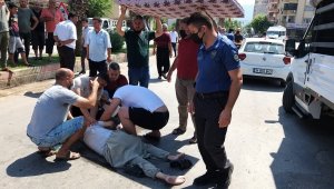 Kaza yapan sürücüyü güneşten sünger yatakla korudular