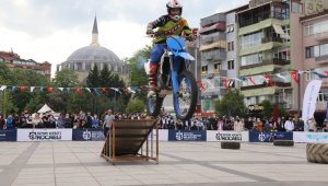 Kentin göbeğinde nefes kesen gösteri