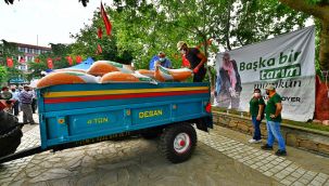 Kiraz'daki üreticilere 333 ton kuzu büyütme yemi hibe edildi