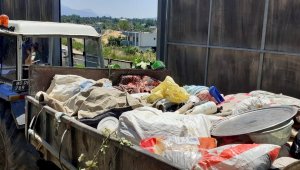 "Kokuyor" diye şikayet edilen evden 2 römork dolusu çöp çıktı