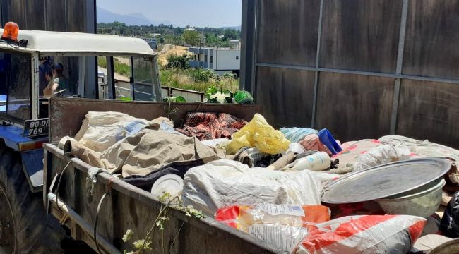 "Kokuyor" diye şikayet edilen evden 2 römork dolusu çöp çıktı