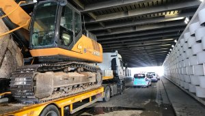 Konak'ta iş makinesi yüklü tır alt geçitte sıkıştı