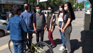 Küçük çocuğun bisiklet hayalini gerçekleştirdiler